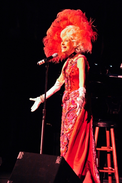 Photo Flash: Carol Channing Visits the Pantages Theatre Image