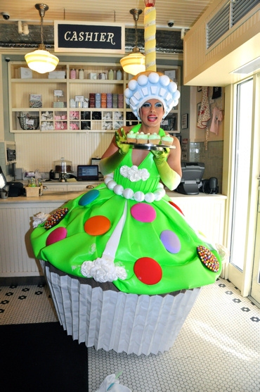 Photo Coverage: Magnolia Bakery Unveils 'The Priscilla Cupcake'! Image