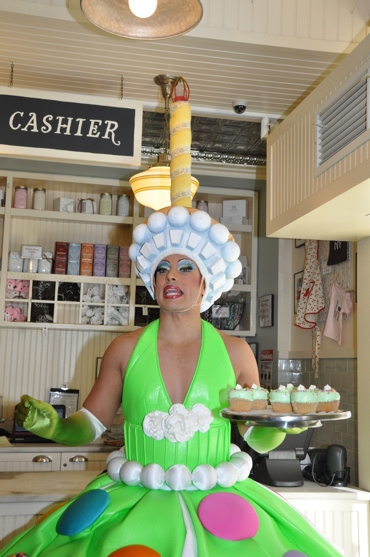 Photo Coverage: Magnolia Bakery Unveils 'The Priscilla Cupcake'! Image