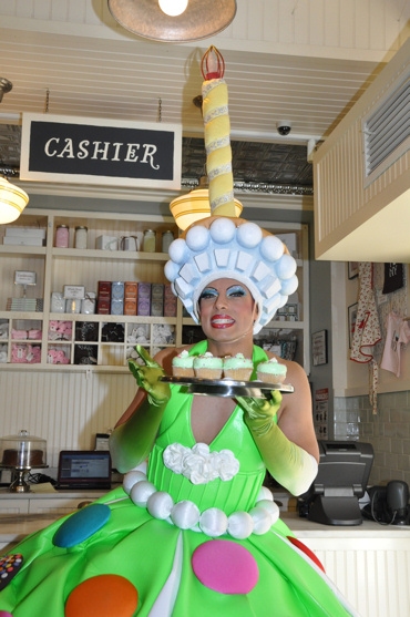 Photo Coverage: Magnolia Bakery Unveils 'The Priscilla Cupcake'! Image