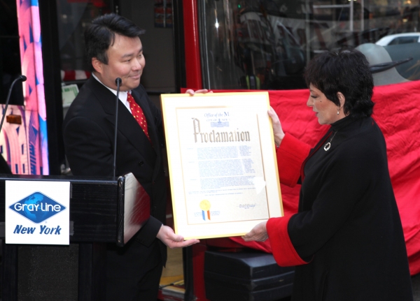 Photo Coverage: Gray Line's 'Ride Of Fame' Campaign Honors Liza Minnelli Image