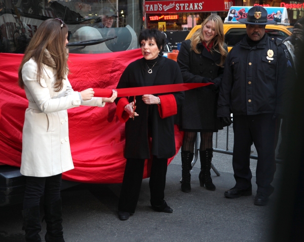Photo Coverage: Gray Line's 'Ride Of Fame' Campaign Honors Liza Minnelli Image