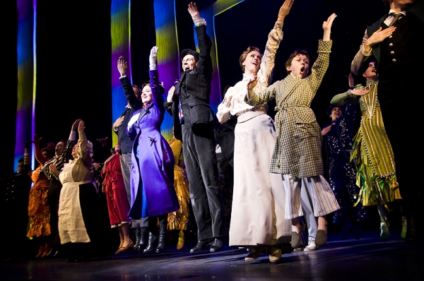 Ashley Brown & Gavin Lee & the cast of Mary Poppins Photo