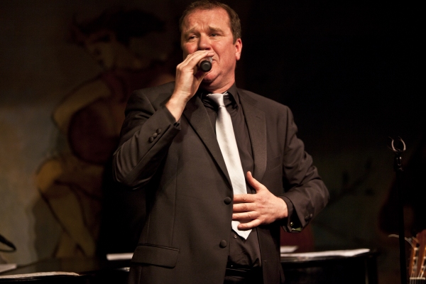 Photo Coverage: Douglas Hodge Opens at The Carlyle 