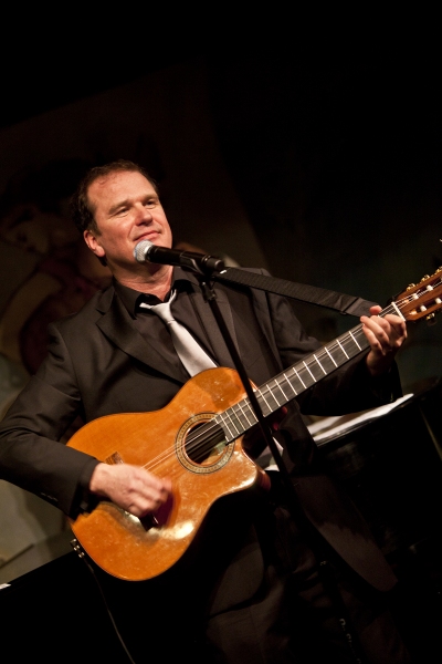 Photo Coverage: Douglas Hodge Opens at The Carlyle 