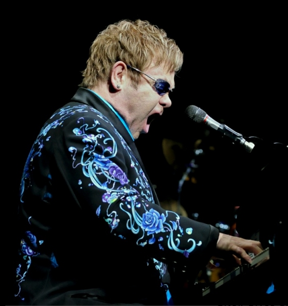 Photo Coverage: Elton John Pays Tribute to Elizabeth Taylor in Concert Image