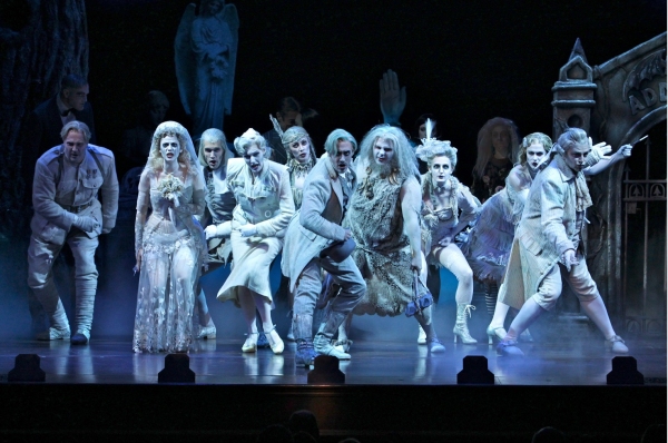 Photo Flash: Check Out the ADDAMS' New Family Photo Album! Image