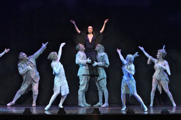 Photo Flash: Check Out the ADDAMS' New Family Photo Album! Image