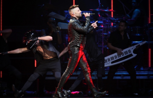 Photo Flash: Lynch, Travolta & More at '11 TV Land Awards Image