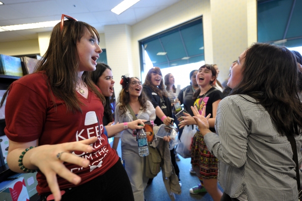 Photo Flash: Darren Criss Performs at the Grove  Image