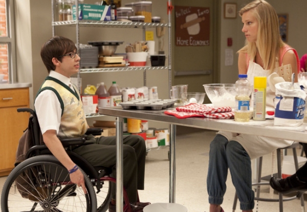GLEE: Artie (Kevin McHale, L) sings to Brittany (Heather Morris, R) in the &quot;Prom Photo