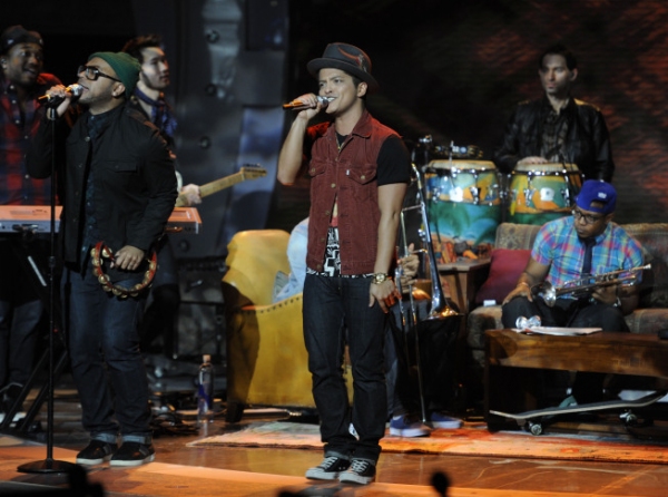 Photo Flash: Casey Abrams Leaves AMERICAN IDOL Image