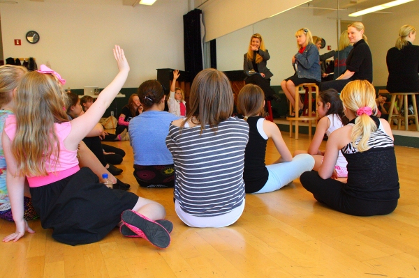 Photo Flash: ANNIE Past & Present at Broadway Artists Alliance Image