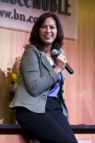 Photo Coverage: Linda Eder Promotes New Album at Barnes & Noble Image