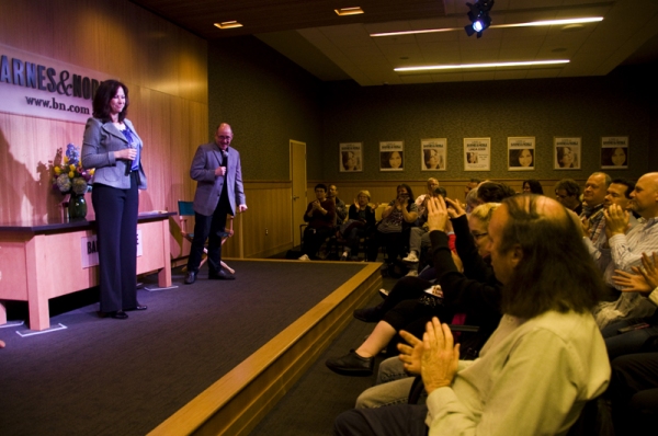 Photo Coverage: Linda Eder Promotes New Album at Barnes & Noble Image