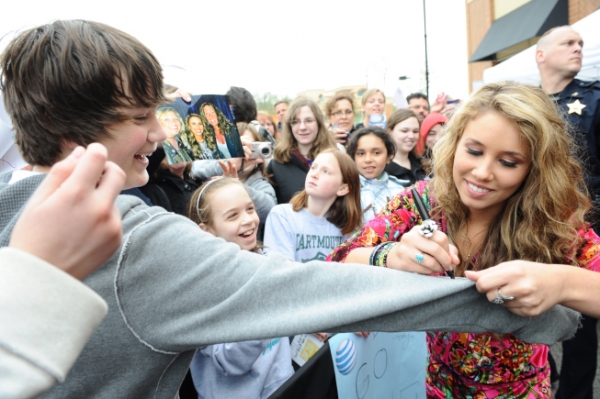 Photo Flash: Top 3 Travel Home on AMERICAN IDOL Image