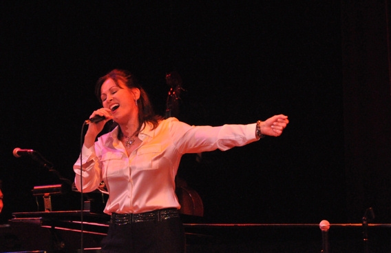 Photo Coverage: Linda Eder at The Town Hall Image