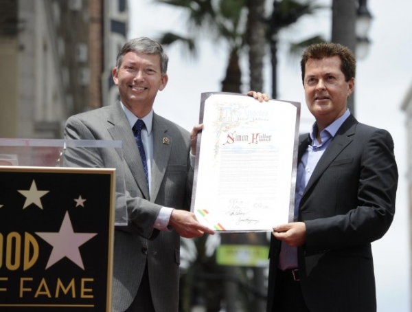 Photo Flash: AMERICAN IDOL Finalists Visit Walk of Fame Image