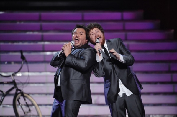Photo Flash: AMERICAN IDOL Season Finale - Lady Gaga, Beyonce, & More! Image