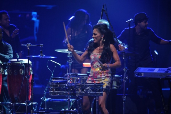 Photo Flash: AMERICAN IDOL Season Finale - Lady Gaga, Beyonce, & More! Image