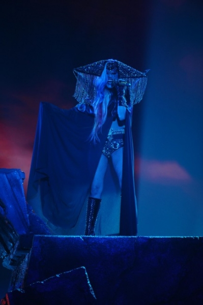 Photo Flash: AMERICAN IDOL Season Finale - Lady Gaga, Beyonce, & More! Image