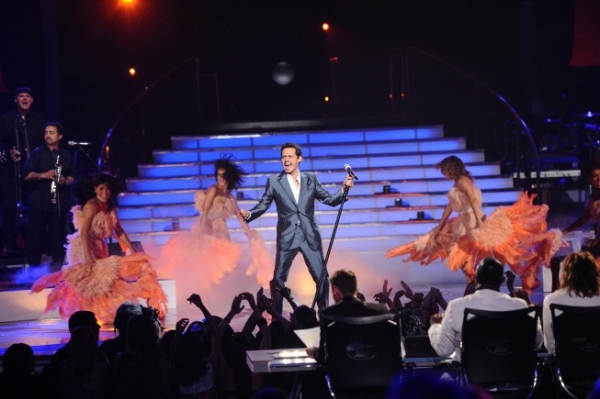 Photo Flash: AMERICAN IDOL Season Finale - Lady Gaga, Beyonce, & More! Image