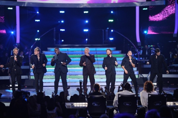 Photo Flash: AMERICAN IDOL Season Finale - Lady Gaga, Beyonce, & More! Image