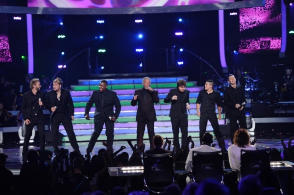 Photo Flash: AMERICAN IDOL Season Finale - Lady Gaga, Beyonce, & More! Image