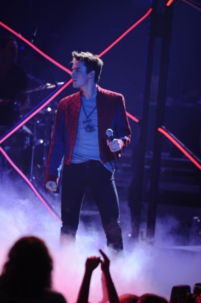 Photo Coverage: SPIDER-MAN Swings Onto AMERICAN IDOL Finale! Image