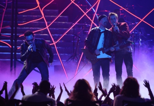 Photo Coverage: SPIDER-MAN Swings Onto AMERICAN IDOL Finale! Image