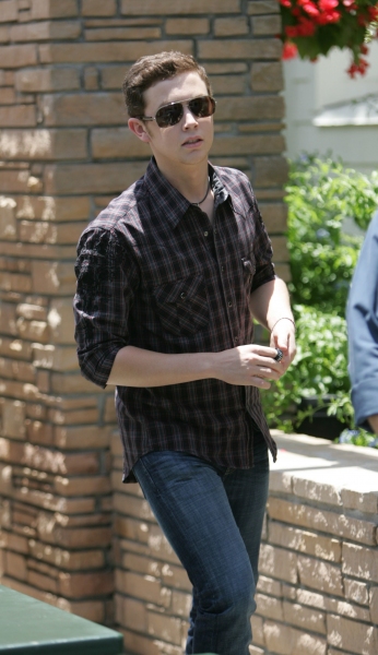 Photo Flash: Scotty McCreery Visits Disney World! Image