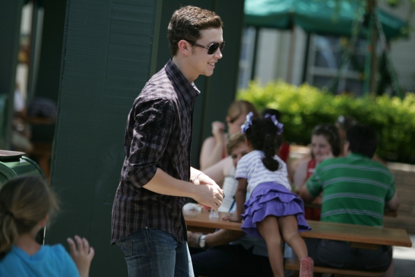 Photo Flash: Scotty McCreery Visits Disney World! Image