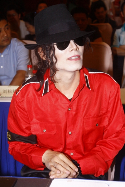 Photo Flash: Wang Jie Impersonates Michael Jackson in Bejing Image