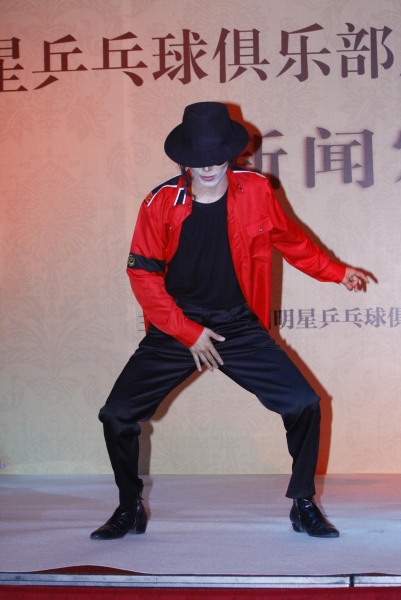 Photo Flash: Wang Jie Impersonates Michael Jackson in Bejing Image