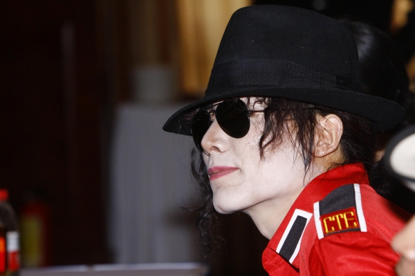 Photo Flash: Wang Jie Impersonates Michael Jackson in Bejing Image