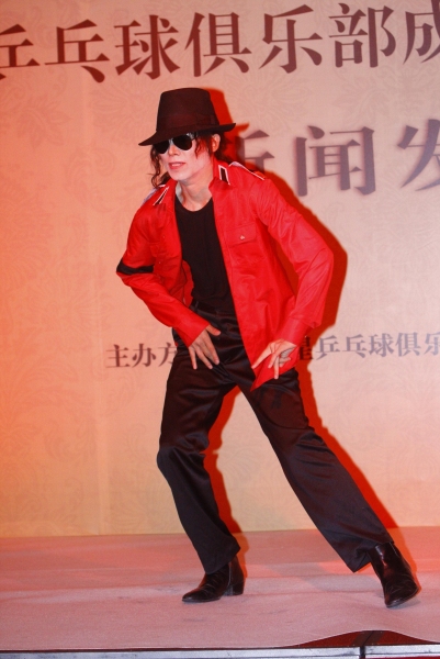 Photo Flash: Wang Jie Impersonates Michael Jackson in Bejing Image