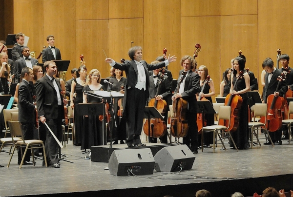 Gary Greene introduces the Jr. Philharmonic Photo