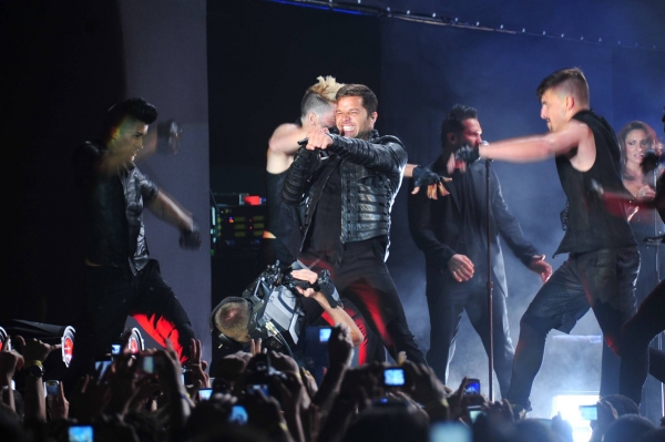 Photo Flash: Ricky Martin Peforms at Cemil Topuzlu Hall Image