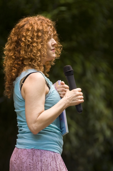 Photo Coverage: Bernadette Peters at the Bronx Zoo 