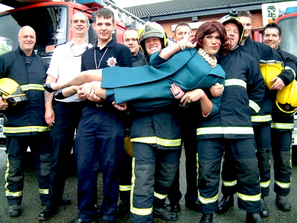 Photo Flash - DIE, MOMMIE, DIE! UK Production - Angela Arrives in Manchester Image