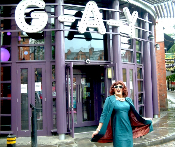 Photo Flash - DIE, MOMMIE, DIE! UK Production - Angela Arrives in Manchester Image