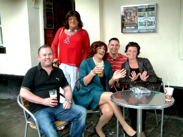 Photo Flash - DIE, MOMMIE, DIE! UK Production - Angela Arrives in Manchester Image