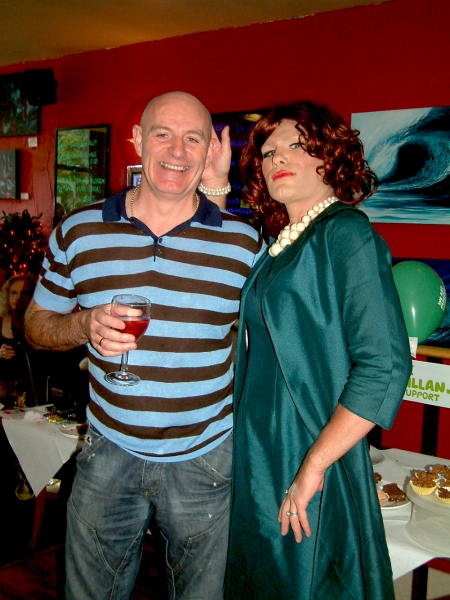 Photo Flash - DIE, MOMMIE, DIE! UK Production - Angela Arrives in Manchester Image