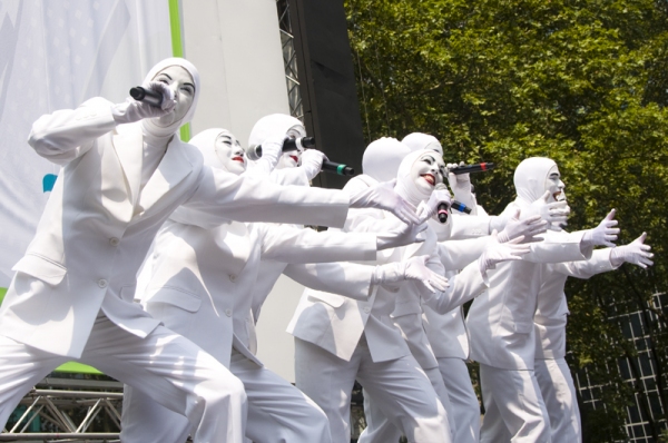 Photo Coverage: ADDAMS FAMILY, MEMPHIS, et al. Perform at Broadway in Bryant Park! Image
