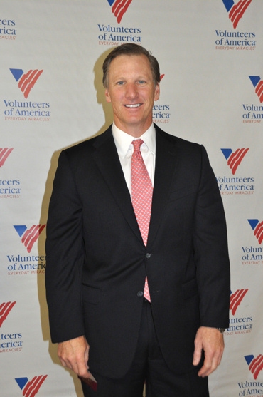 Photo Coverage: Paige Davis, et al. Volunteer for Operation Backpack Image