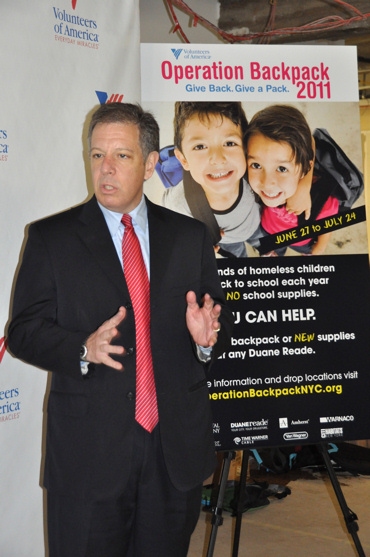 Photo Coverage: Paige Davis, et al. Volunteer for Operation Backpack Image