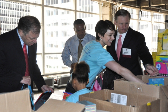 Photo Coverage: Paige Davis, et al. Volunteer for Operation Backpack Image