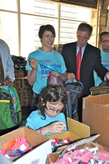 Photo Coverage: Paige Davis, et al. Volunteer for Operation Backpack Image