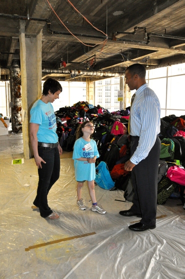 Photo Coverage: Paige Davis, et al. Volunteer for Operation Backpack Image