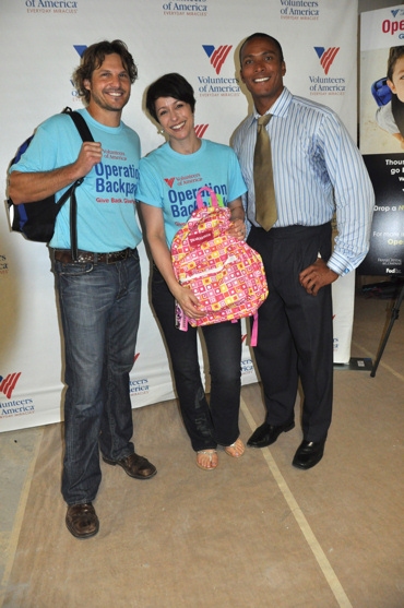 Photo Coverage: Paige Davis, et al. Volunteer for Operation Backpack Image